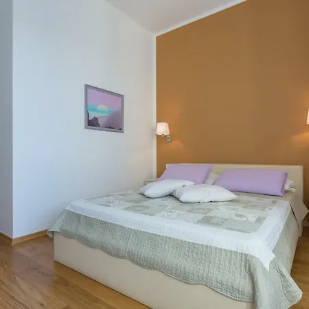 Apartman Victoria 2 *
